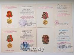 Ensemble soviétique russe de 25 médailles, insignes avec 10 documents de vétéran de la Seconde Guerre mondiale, armée de l'URSS