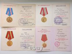 Ensemble soviétique russe de 25 médailles, insignes avec 10 documents de vétéran de la Seconde Guerre mondiale, armée de l'URSS