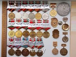 Ensemble soviétique russe de 25 médailles, insignes avec 10 documents de vétéran de la Seconde Guerre mondiale, armée de l'URSS