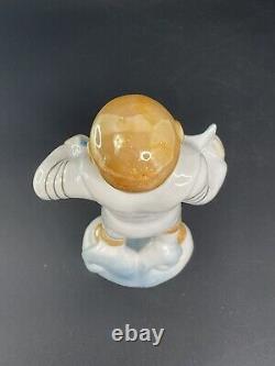 Figurine en porcelaine d'astronaute cosmonaute soviétique russe de l'URSS vintage dans l'espace soviétique