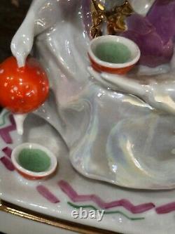 Figurine en porcelaine soviétique russe des années 1950 représentant une jeune fille ouzbèke avec une théière.