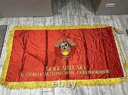 Grand drapeau bannière russe soviétique avec l'effigie de Lénine, du blason de l'URSS et des prolétaires de tous les pays.