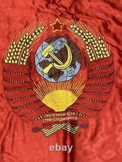 Grand drapeau bannière russe soviétique avec l'effigie de Lénine, du blason de l'URSS et des prolétaires de tous les pays.