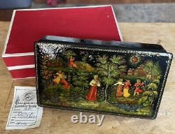 Grande boîte à charnière en laque peinte russe de l'URSS