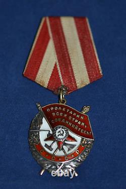 In French, the translation of the given title would be: 'Original Insigne de Récompense Soviétique Russe de l'URSS Ordre de la Bannière Rouge 418038'.
