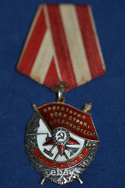 In French, the translation of the given title would be: 'Original Insigne de Récompense Soviétique Russe de l'URSS Ordre de la Bannière Rouge 418038'.