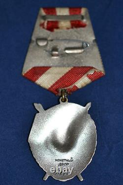 In French, the translation of the given title would be: 'Original Insigne de Récompense Soviétique Russe de l'URSS Ordre de la Bannière Rouge 418038'.