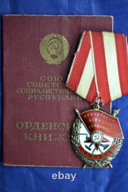 Insigne original soviétique russe URSS Ordre de la Bannière Rouge 407679 avec livret d'ordre