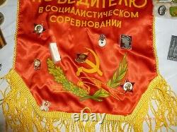Lot de médailles d'épingles militaires soviétiques russes vintage de l'URSS, nombreuses médailles rares avec drapeaux à épingle.