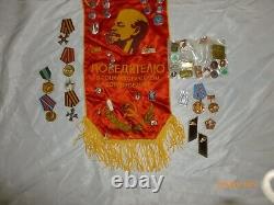 Lot de médailles d'épingles militaires soviétiques russes vintage de l'URSS, nombreuses médailles rares avec drapeaux à épingle.