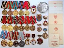 Lot soviétique russe de 24 médailles, insignes avec 8 documents de vétéran de la Seconde Guerre mondiale, Armée de l’URSS