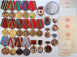 Lot soviétique russe de 24 médailles, insignes avec 8 documents de vétéran de la Seconde Guerre mondiale, Armée de l’URSS