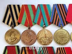 Lot soviétique russe de 24 médailles, insignes avec 8 documents de vétéran de la Seconde Guerre mondiale, Armée de l’URSS
