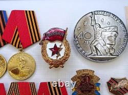 Lot soviétique russe de 24 médailles, insignes avec 8 documents de vétéran de la Seconde Guerre mondiale, Armée de l’URSS