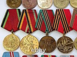 Lot soviétique russe de 24 médailles, insignes avec 8 documents de vétéran de la Seconde Guerre mondiale, Armée de l’URSS