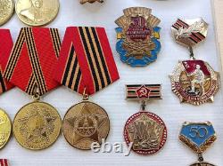 Lot soviétique russe de 24 médailles, insignes avec 8 documents de vétéran de la Seconde Guerre mondiale, Armée de l’URSS