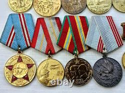 Lot soviétique russe de 24 médailles, insignes avec 8 documents de vétéran de la Seconde Guerre mondiale, Armée de l’URSS