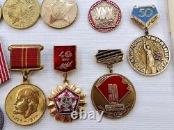 Lot soviétique russe de 24 médailles, insignes avec 8 documents de vétéran de la Seconde Guerre mondiale, Armée de l’URSS