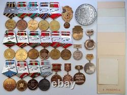 Lot soviétique russe de 24 médailles, insignes avec 8 documents de vétéran de la Seconde Guerre mondiale, Armée de l’URSS