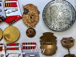 Lot soviétique russe de 24 médailles, insignes avec 8 documents de vétéran de la Seconde Guerre mondiale, Armée de l’URSS