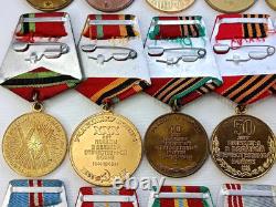 Lot soviétique russe de 24 médailles, insignes avec 8 documents de vétéran de la Seconde Guerre mondiale, Armée de l’URSS