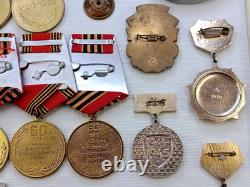 Lot soviétique russe de 24 médailles, insignes avec 8 documents de vétéran de la Seconde Guerre mondiale, Armée de l’URSS