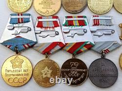 Lot soviétique russe de 24 médailles, insignes avec 8 documents de vétéran de la Seconde Guerre mondiale, Armée de l’URSS
