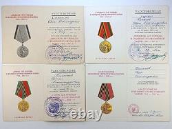 Lot soviétique russe de 24 médailles, insignes avec 8 documents de vétéran de la Seconde Guerre mondiale, Armée de l’URSS