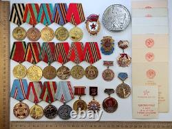 Lot soviétique russe de 24 médailles, insignes avec 8 documents de vétéran de la Seconde Guerre mondiale, Armée de l’URSS