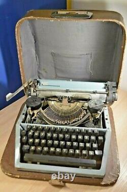 Machine à écrire manuelle de presse soviétique russe de l'URSS vintage