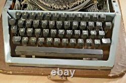 Machine à écrire manuelle de presse soviétique russe de l'URSS vintage