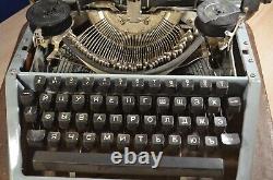 Machine à écrire manuelle de presse soviétique russe de l'URSS vintage