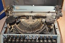 Machine à écrire manuelle de presse soviétique russe de l'URSS vintage