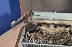 Machine à écrire manuelle de presse soviétique russe de l'URSS vintage