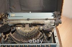 Machine à écrire manuelle de presse soviétique russe de l'URSS vintage