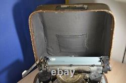 Machine à écrire manuelle de presse soviétique russe de l'URSS vintage