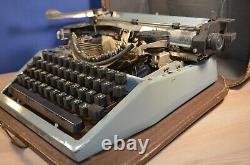 Machine à écrire manuelle de presse soviétique russe de l'URSS vintage