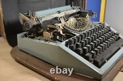 Machine à écrire manuelle de presse soviétique russe de l'URSS vintage