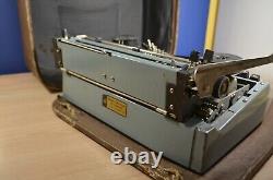 Machine à écrire manuelle de presse soviétique russe de l'URSS vintage