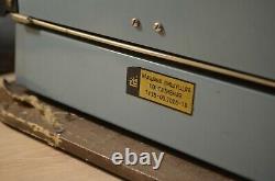 Machine à écrire manuelle de presse soviétique russe de l'URSS vintage