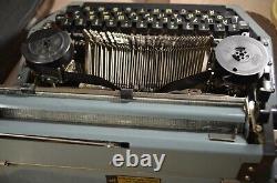 Machine à écrire manuelle de presse soviétique russe de l'URSS vintage