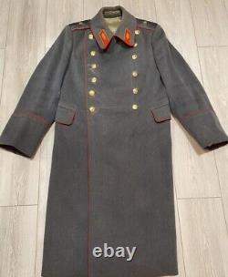Manteau de parade de l'Armée générale de l'URSS en uniforme soviétique russe.