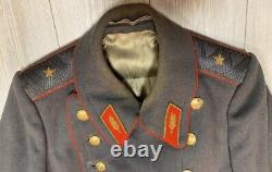 Manteau de parade de l'Armée générale de l'URSS en uniforme soviétique russe.