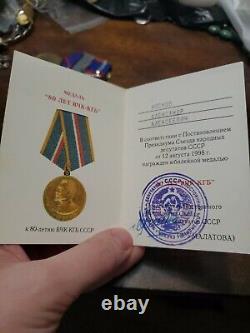 Médaille soviétique CCCP russe URSS vétéran de la VCHK KGB ensemble des années 80 et 90