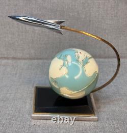 Modèle de bureau de fusée spatiale soviétique russe de l'URSS Vintage de 1970 avec globe terrestre
