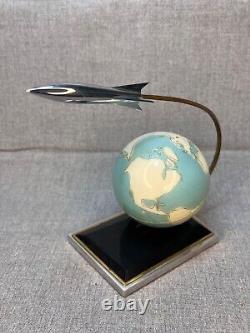 Modèle de bureau de fusée spatiale soviétique russe de l'URSS Vintage de 1970 avec globe terrestre