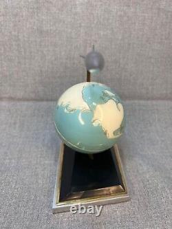 Modèle de bureau de fusée spatiale soviétique russe de l'URSS Vintage de 1970 avec globe terrestre