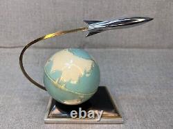 Modèle de bureau de fusée spatiale soviétique russe de l'URSS Vintage de 1970 avec globe terrestre