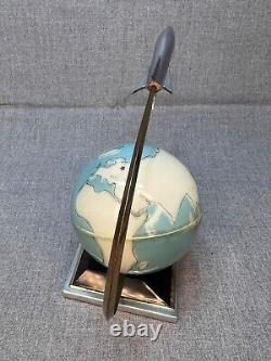 Modèle de bureau de fusée spatiale soviétique russe de l'URSS Vintage de 1970 avec globe terrestre