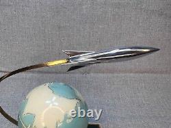 Modèle de bureau de fusée spatiale soviétique russe de l'URSS Vintage de 1970 avec globe terrestre